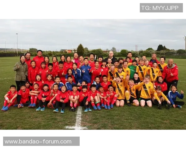 激情四溢的足球赛在绿茵场上展开队员们奋力拼搏观众们热情呐喊梦想在此交汇的瞬间